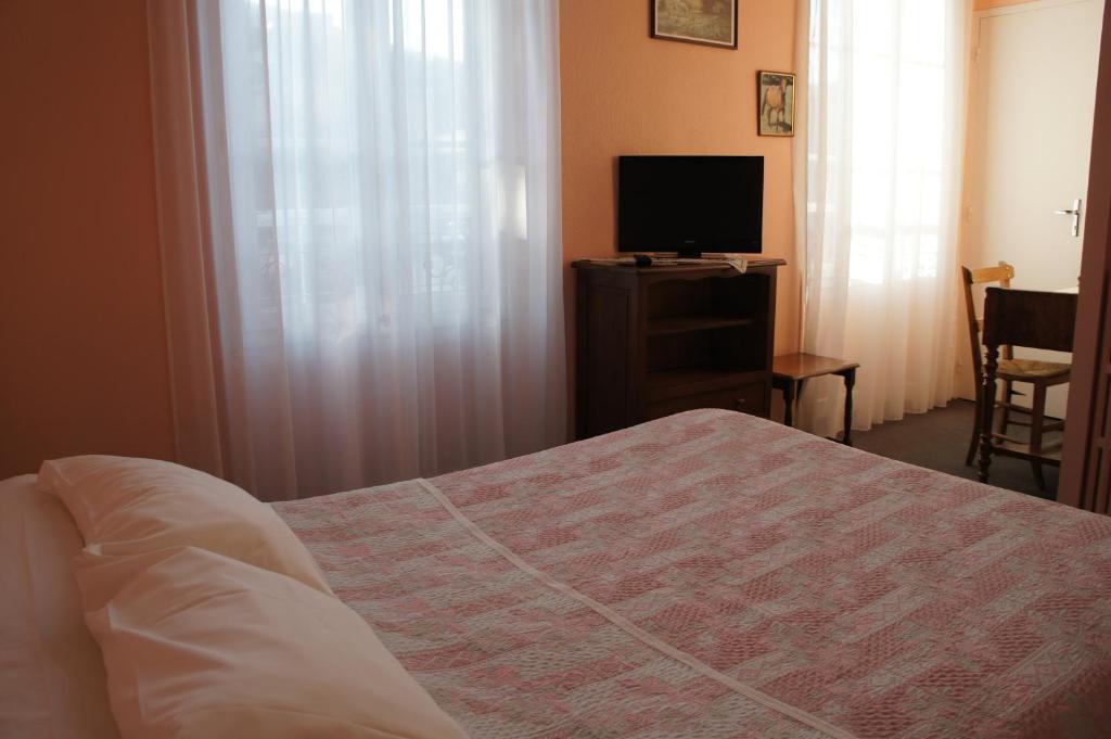 Bagnères-de-Bigorre Hotel Le Commerce الغرفة الصورة